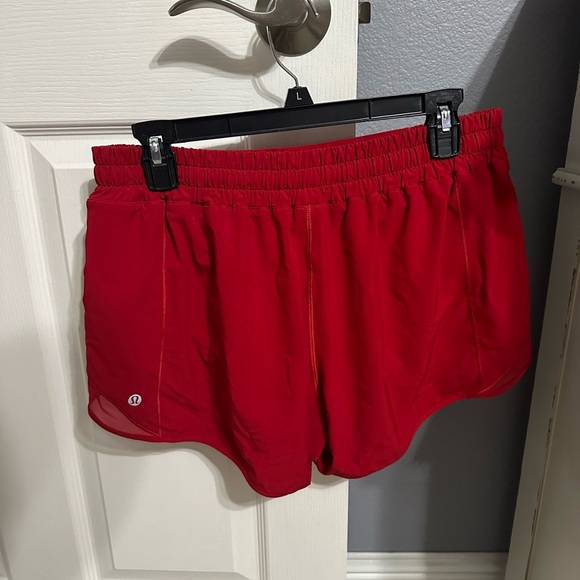 Lululemon: Low Rise Hotty Hots 4” in dark red size 12 - Picture 2 of 3